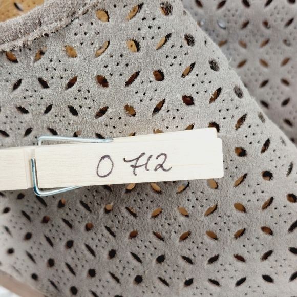 Lucky Brand Bergyn Tan Cream Suede Perforated Back Zip Ankle Booties O712 - Picture 12 of 12